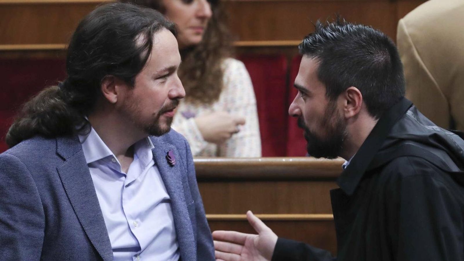 Pablo Iglesias i Ramón Espinar conversen en l'hemicicle del Congrés dels Diputats, on s'ha commemorat el 40 aniversari de la Constitució