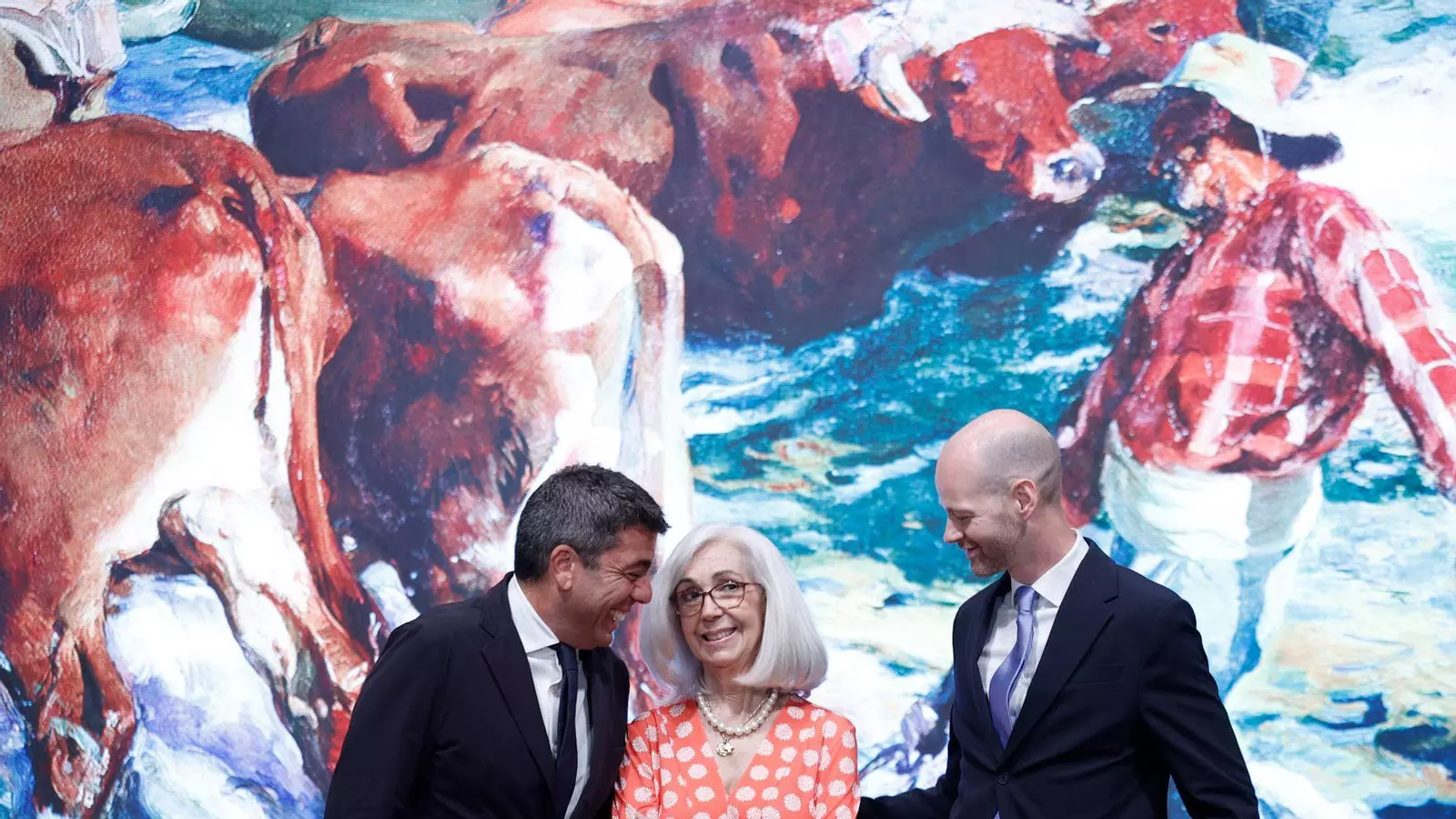 El cap del Consell, la besneta de Sorolla i el director de la Hispanic Society en l’acte de la firma del conveni, davant d'una reproducció d'un quadre de l'artista