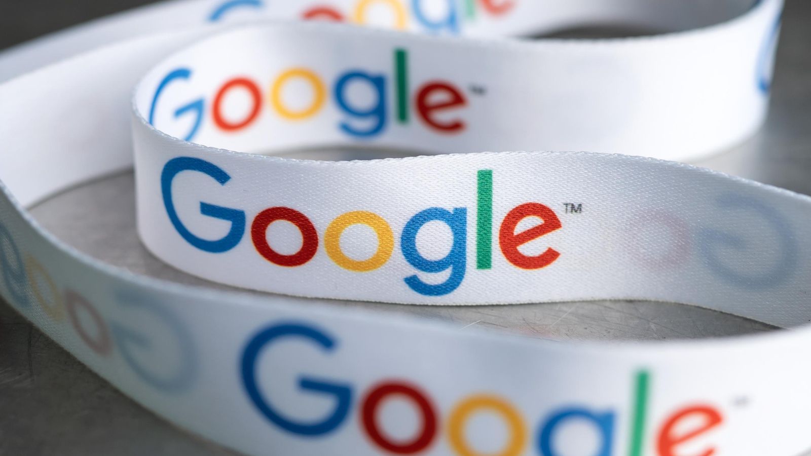 Polsera amb el logotip de la multinacional nordamericana Google