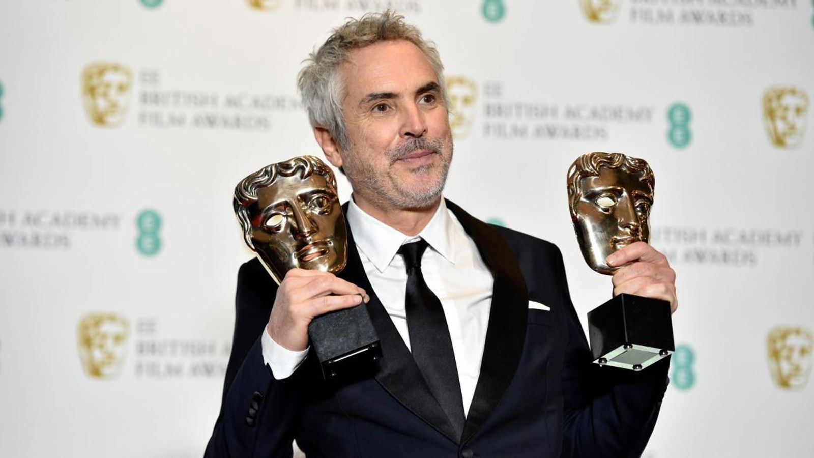 El director Alfonso Cuarón mostra els guardons la millor pel·lícula i direcció per 'Roma'