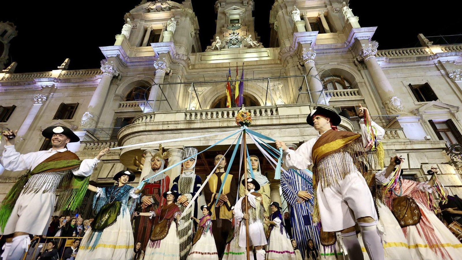 Un espectacle de danses va donar pas a la plantà, aquest dimarts a la nit, de la falla infantil municipal Un espectacle de danses va donar pas a la plantà, aquest dimarts a la nit, de la falla infantil municipal