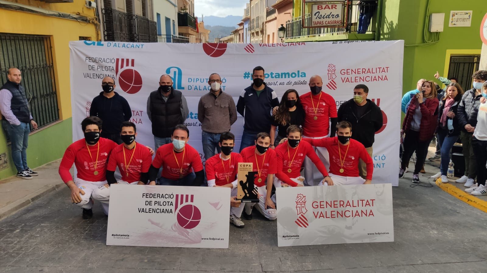 L'equip de Sella, amb el trofeu de campió