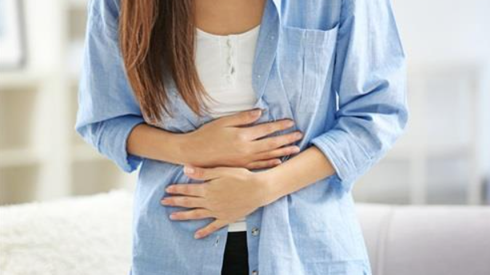 Mujer con síntomas de endometriosis