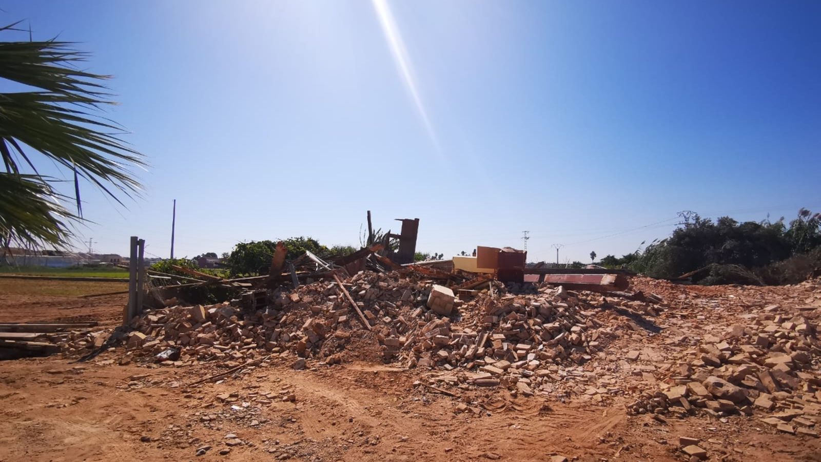 VÍDEO | Quatre persones detingudes en el desallotjament del Forn de Barraca, ja enderrocat