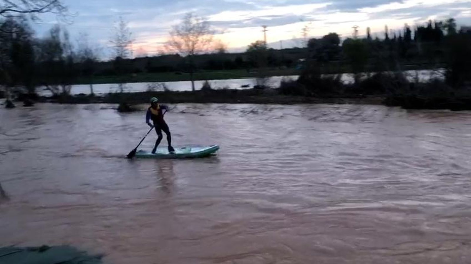 Una persona practica pàdel surf al Túria