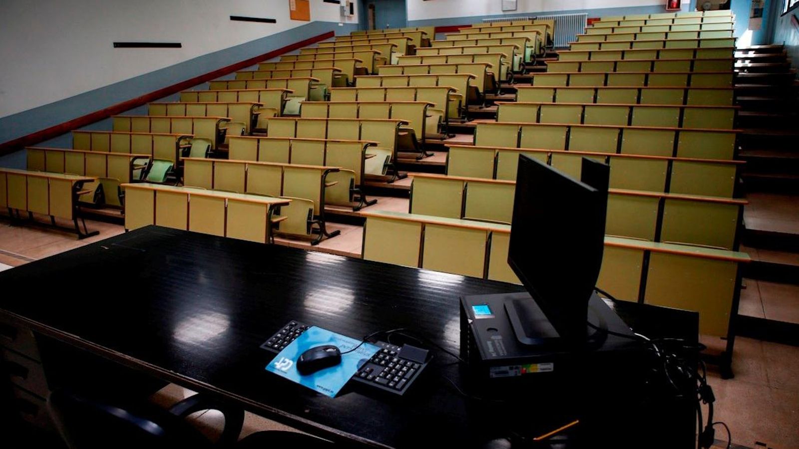 Una de les aules de la facultat d'Economia de la Universitat de Barcelona en una imatge d'arxiu