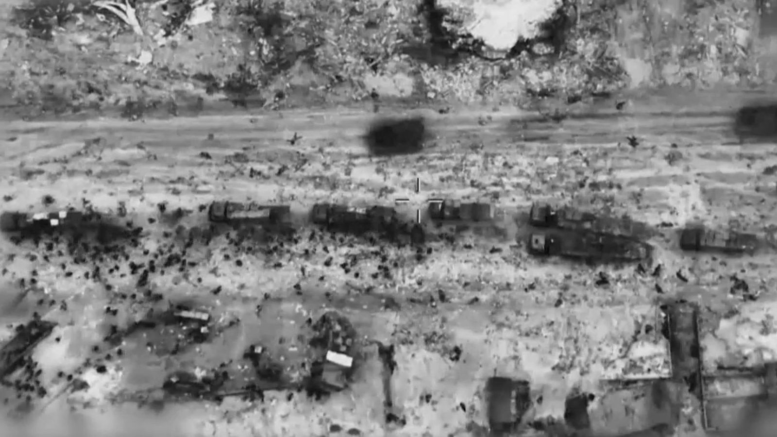 Imatge de satelit del convoys d'ajuda humanitària envoltats de persones en els moments previs a l'incident