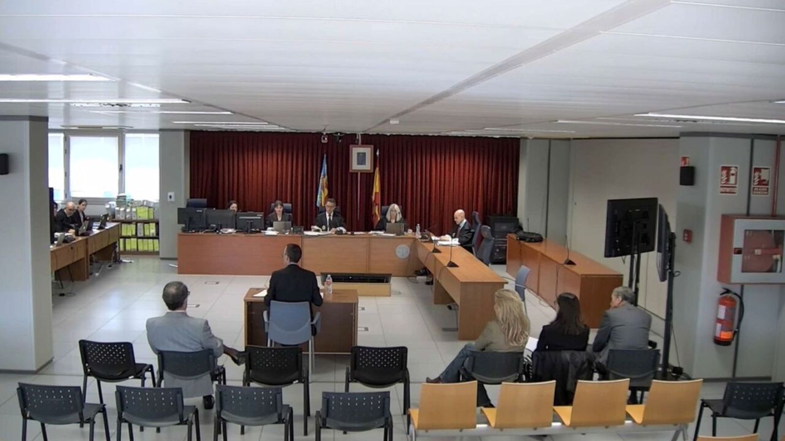 En imatge, la declaració d'un dels agents de l'UCO en presència de Zaplana, a la dreta de la imatge