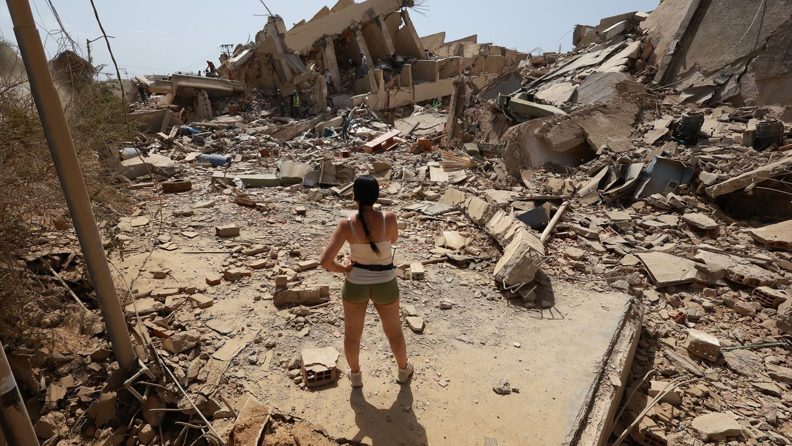EuropaPress_7625711_26_june_2026_venezuela_guaira_young_woman_stands_in_front_of_the_rubble_of