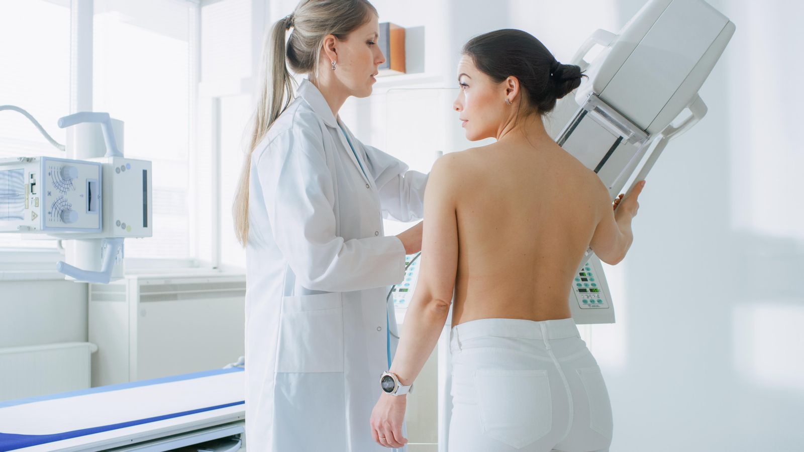 Imatge d'arxiu d'una dona fent-se una mamografia