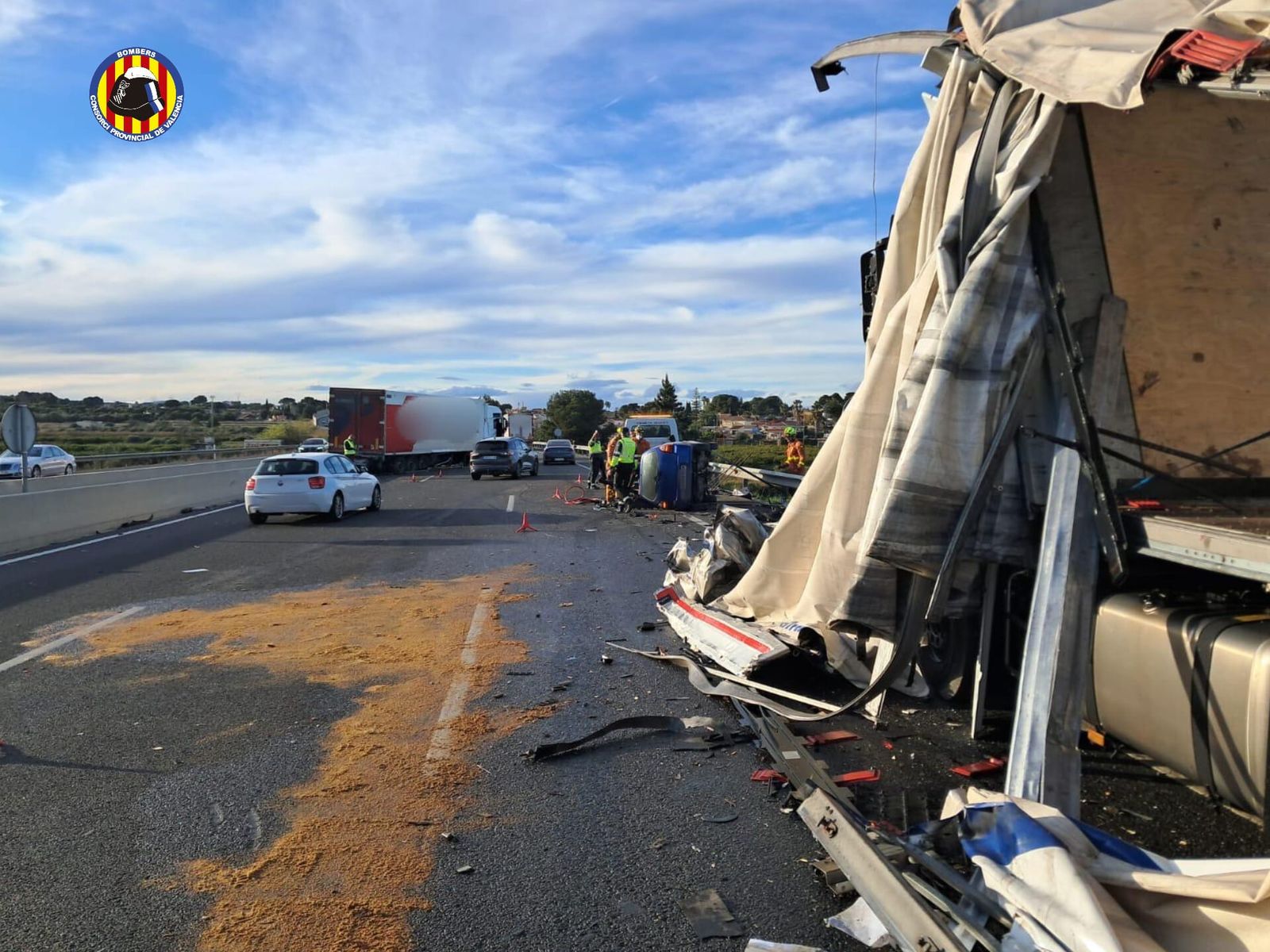 Els camions accidentats en l'A-7 a l'altura de Picassent