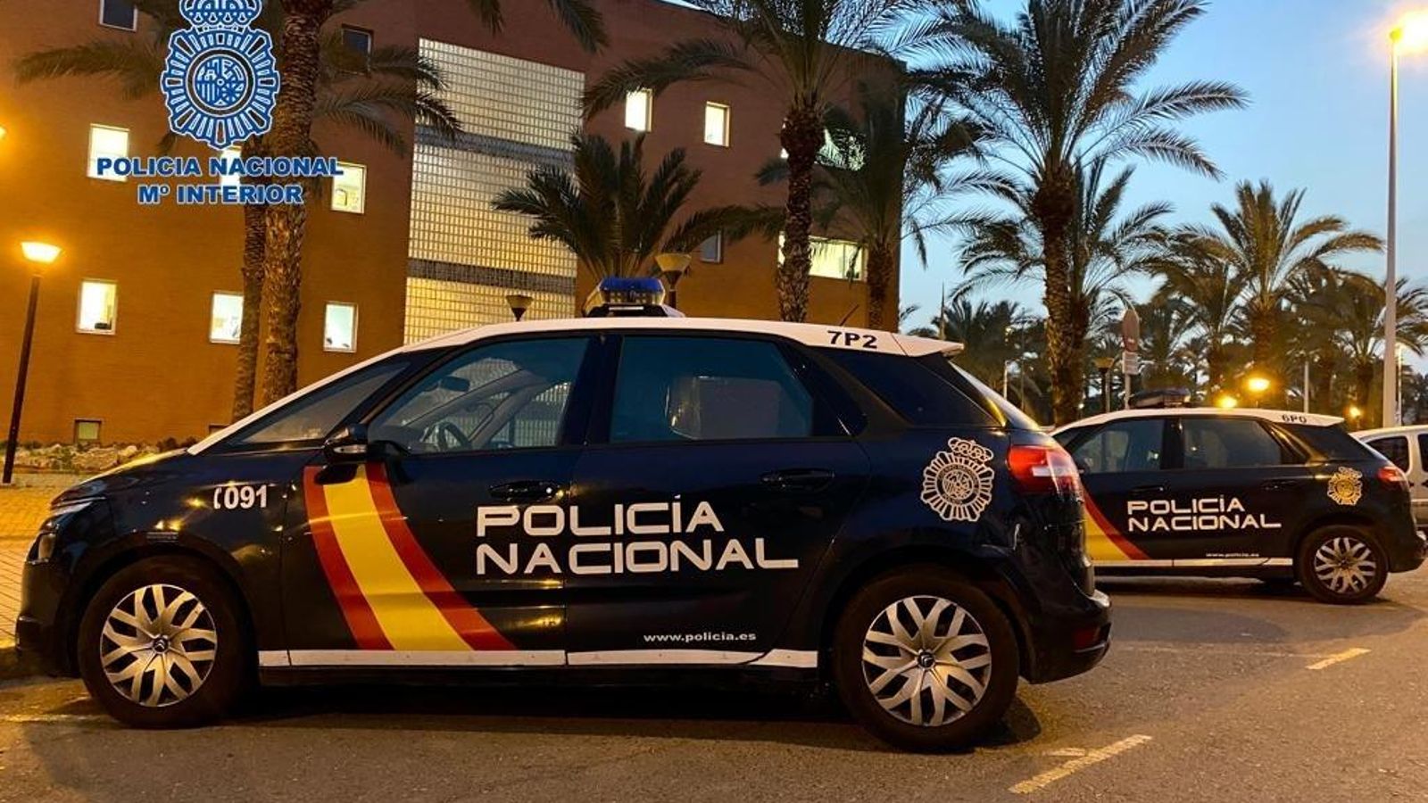 Vehicles de la Policia Nacional en una operació a Elx en una imatge d'arxiu Vehicles de la Policia Nacional en una operació a Elx en una imatge d'arxiu