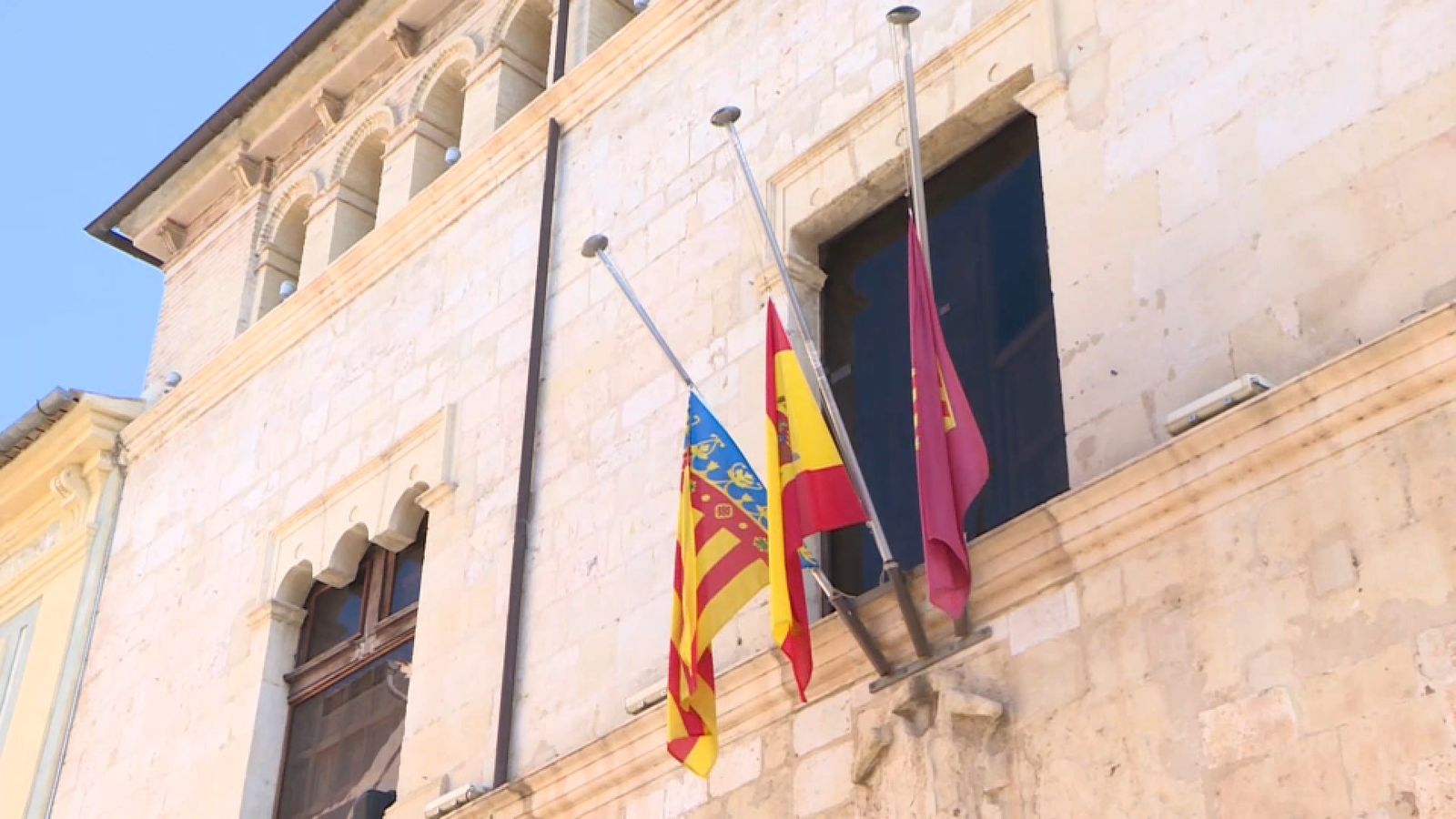 Les banderes de l'ajuntament ja onegen a mig pal a Alzira