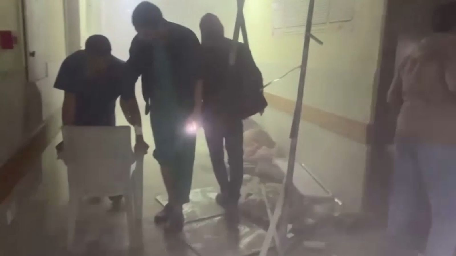 Un malalt intenta abandonar l'hospital Al-Nasser durant l'atac de les tropes israelianes