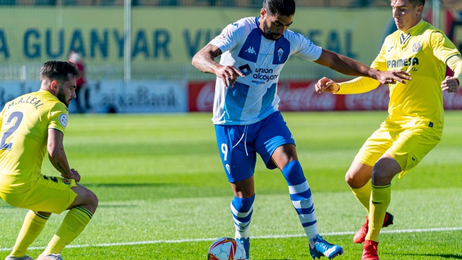 Jona avança davant la pressió de dos jugadors del Vila-real B