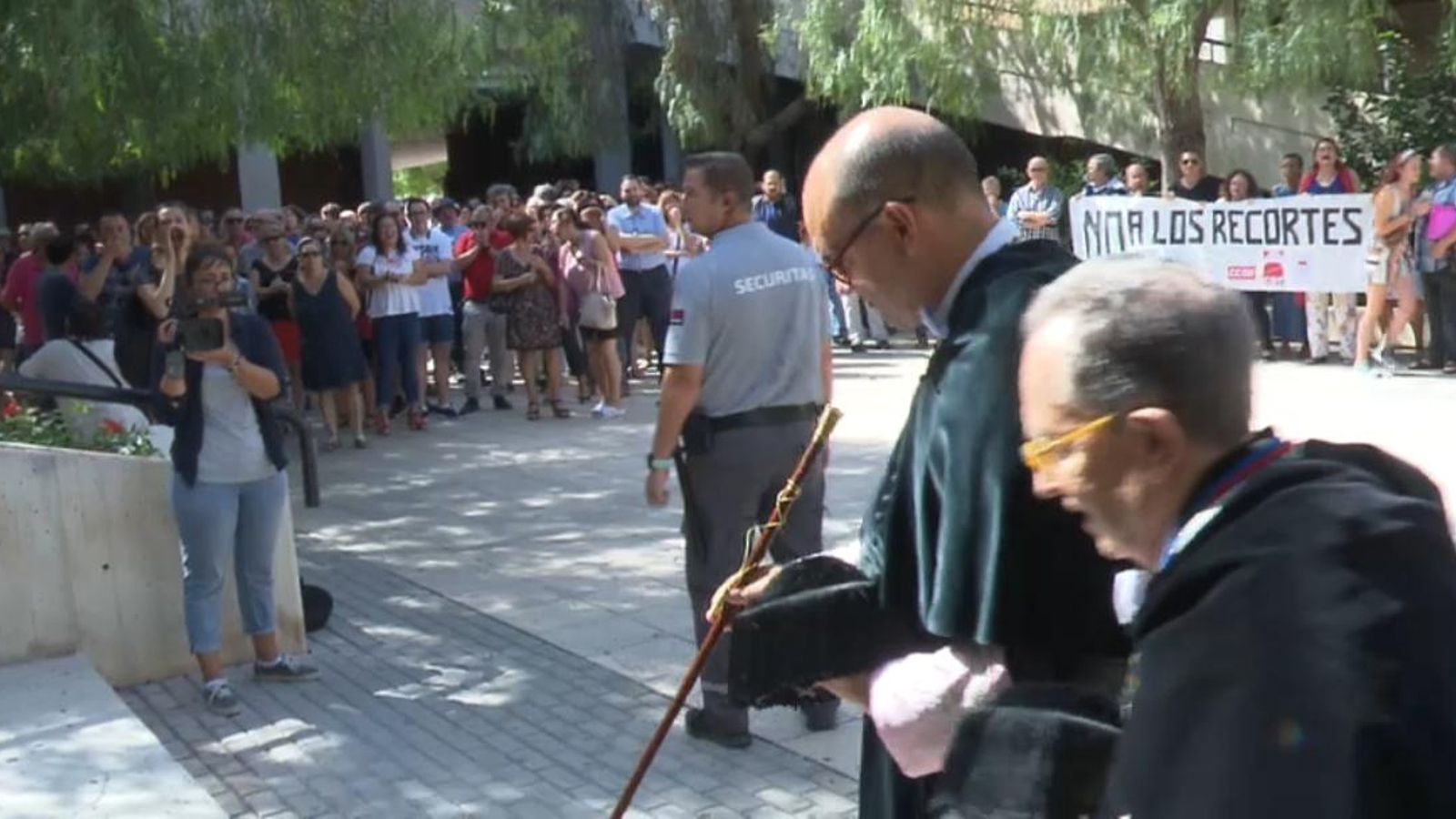 Protesta dels treballadors de la Universitat d'Alacant mentre el rector es dirigia al paranimf