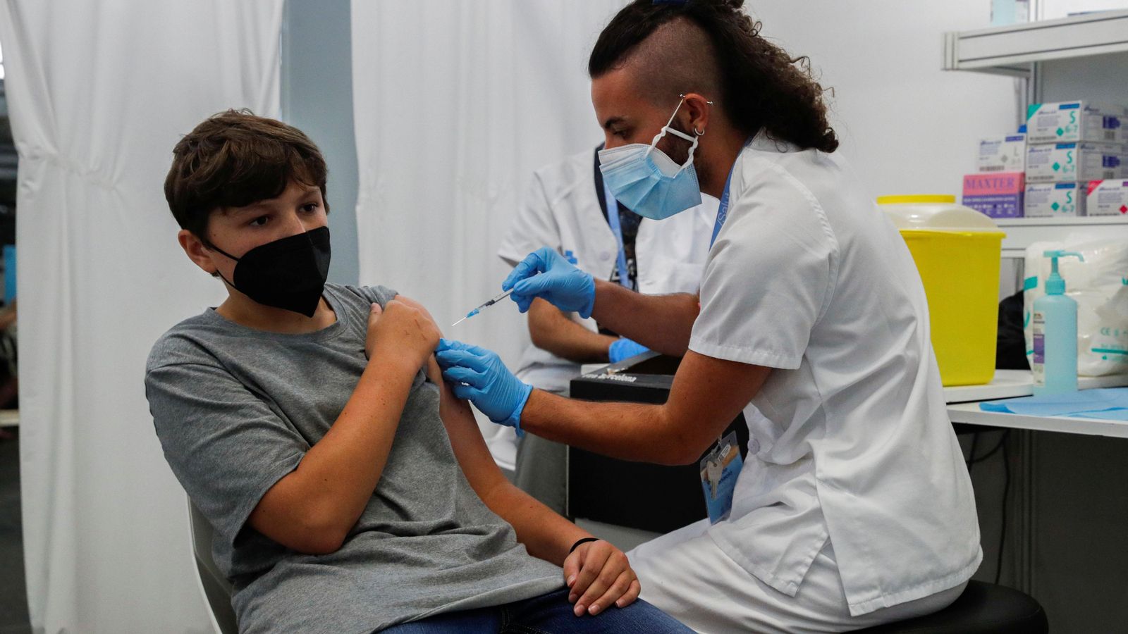 Vacunació a un xiquet de 12 anys a Barcelona aquesta setmana