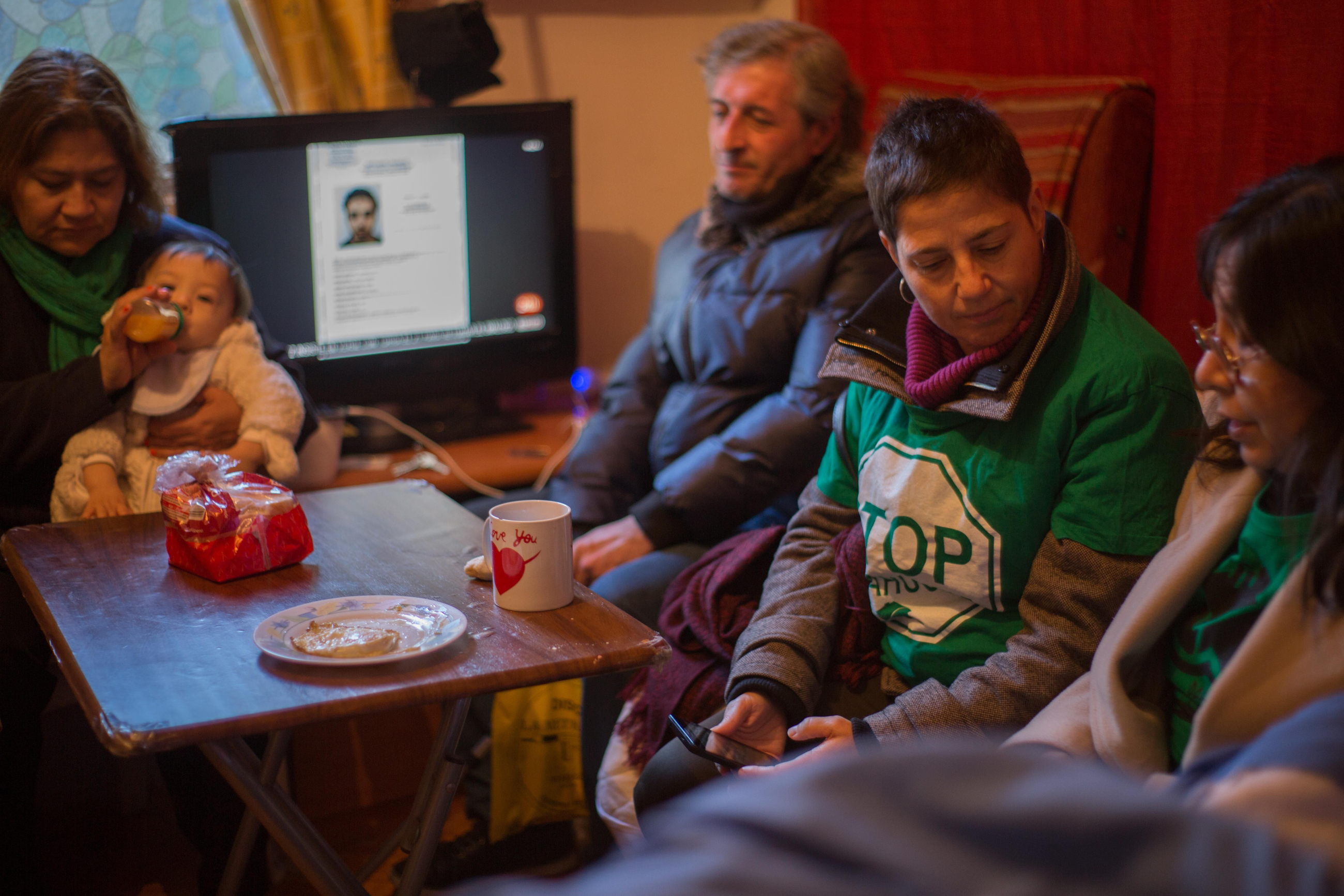 Una família afectada per un desnonament acompanyada d'activistes en una imatge d'arxiu dESNONAMENT