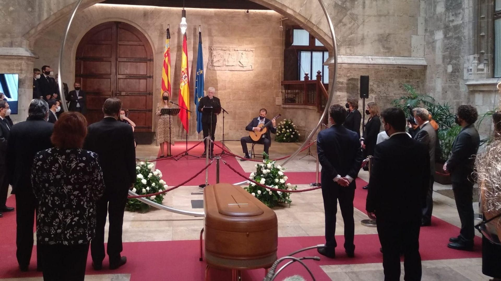 Lectura de poema en l'acomiadament a Brines al Palau de la Generalitat