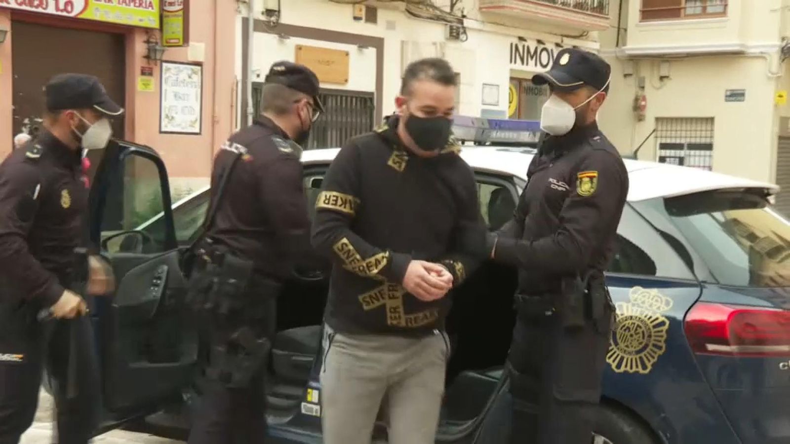 El Tuvi entra al jutjat de Xàtiva, on estava citat aquest divendres, custodiat per diversos agents de la Policia Nacional que l'han traslladat des de la presó