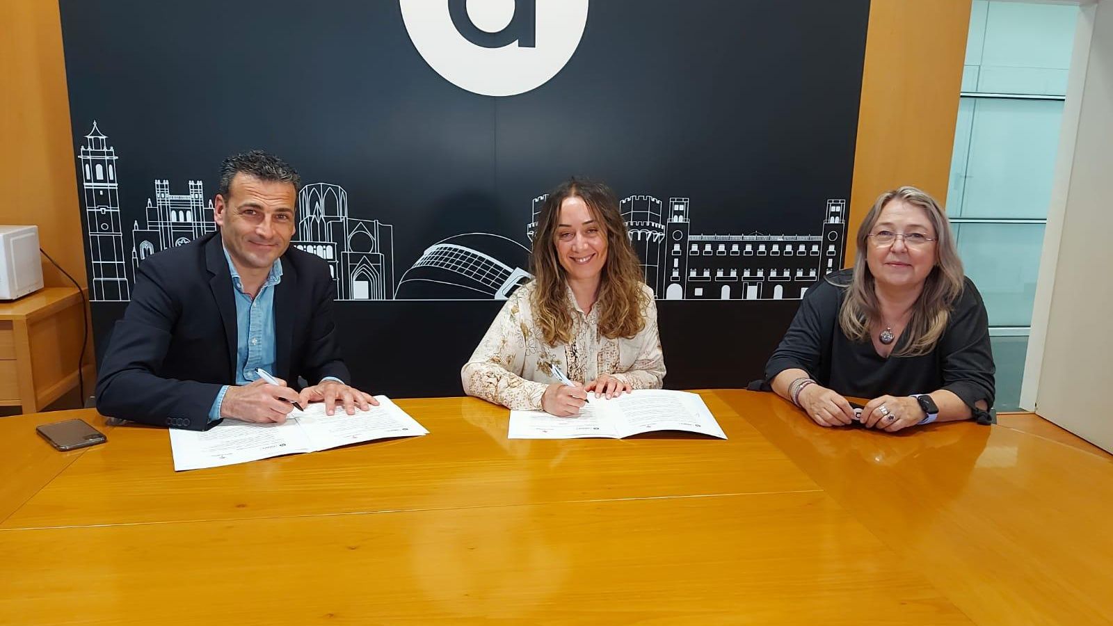 Alfred Costa, director general d'À Punt, Gloria Tello, presidenta de Mostra de València i Iniciatives Audiovisuals, i Mar Iglesias, presidenta de la CVMC.