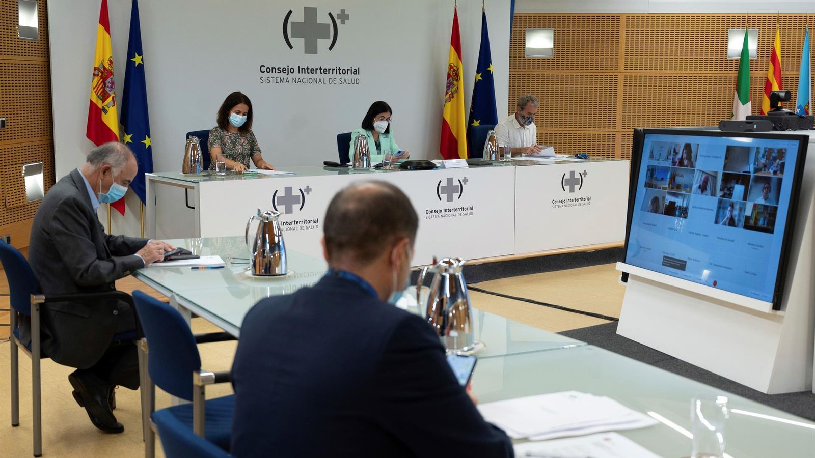La ministra de Sanitat, Carolina Darias (2d), presideix la reunió del Consell Interterritorial del Sistema Nacional de Salut, aquest dimecres a Madrid.