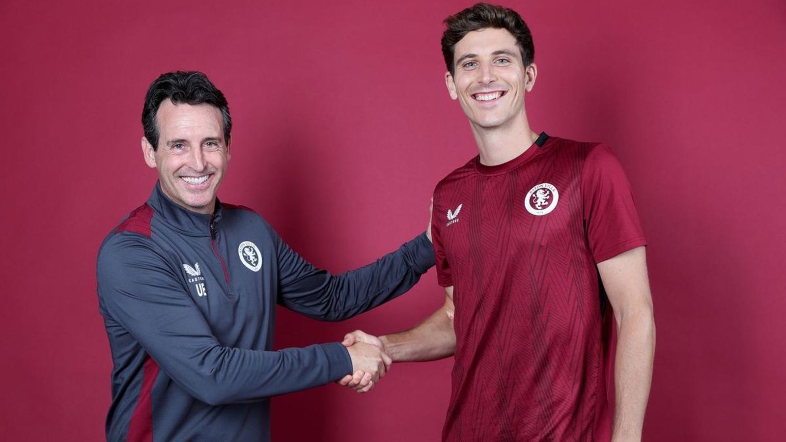 Unai Emery i Pau Torres, amb l'equipació de l'equip anglés