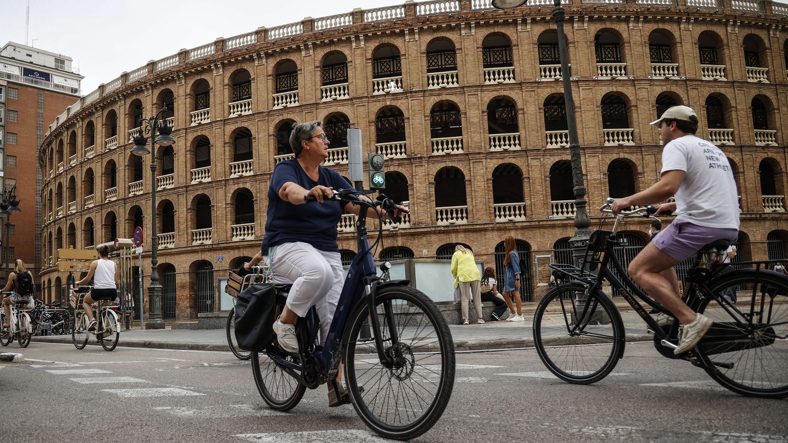 Carril bici davant de la plaça de bous de València al carrer Xàtiva