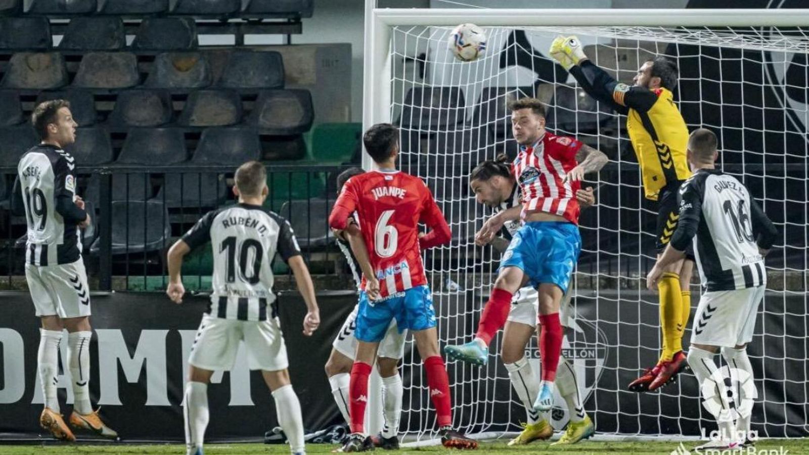 Álvaro Campos refusa una pilota