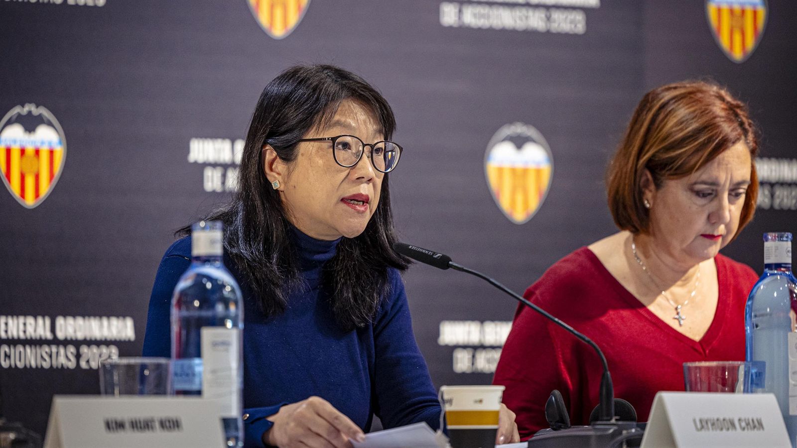 Lay Hoon Chan i Inma Ibáñez, durant la junta d'accionistes del club