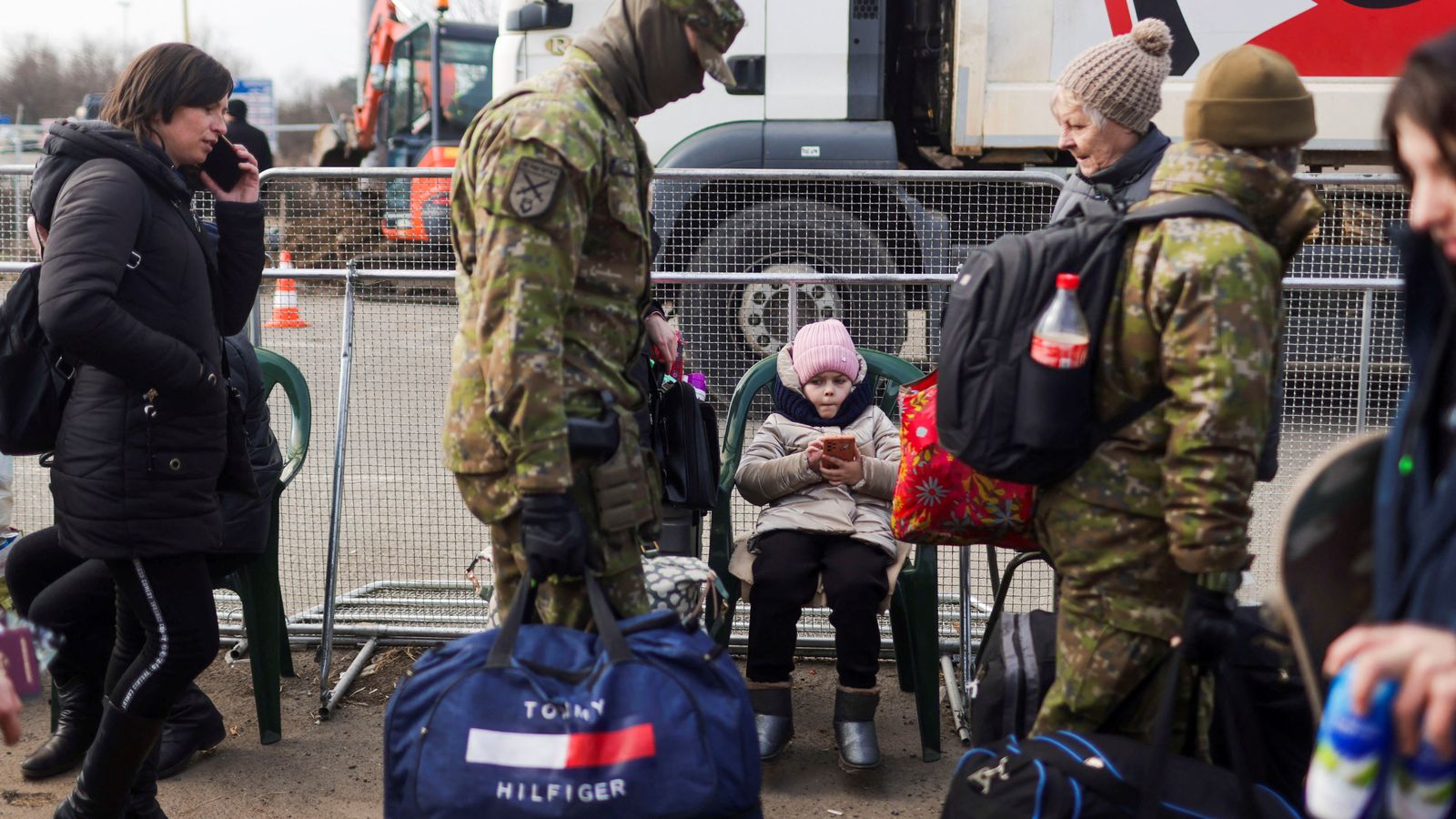 Un grup de refugiats tracten d'abandonar Ucraïna