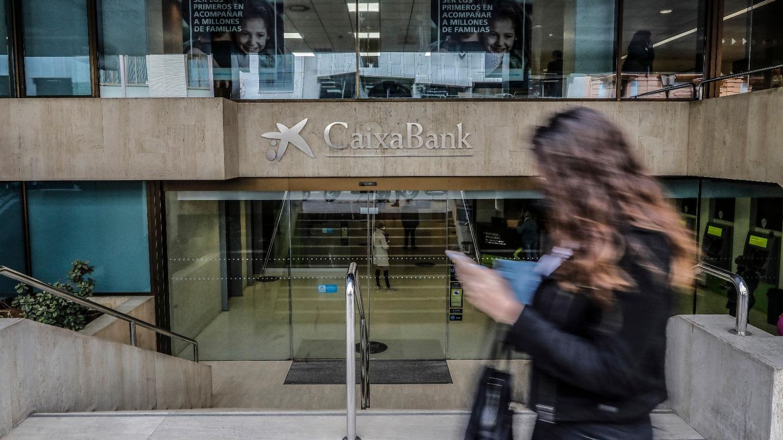 Seu de CaixaBank a València, ja amb el nou cartell de la marca