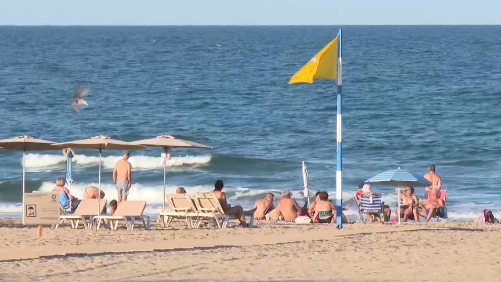 Turistes a la platja de la Malva-rosa