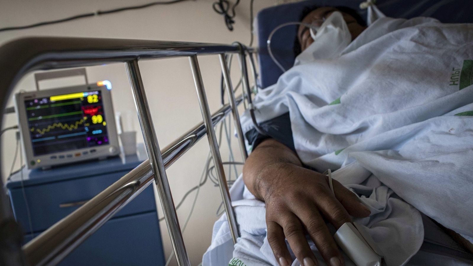 Un pacient amb Covid-19, a l'Hospital Municipal de Campanha Gilberto Novaes, a la ciutat brasilera de Manaos