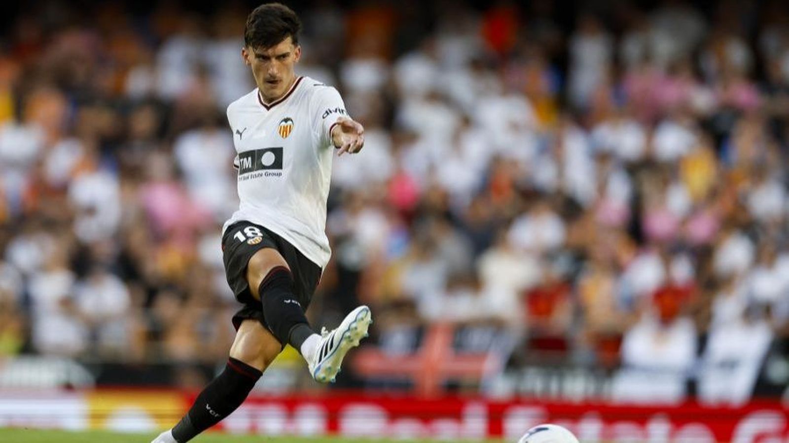 Pepelu, en una acció del duel contra el Celta a Mestalla