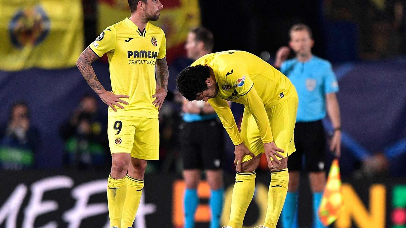 Alcácer i Parejo es lamenten després en acabar el partit contra el Liverpool