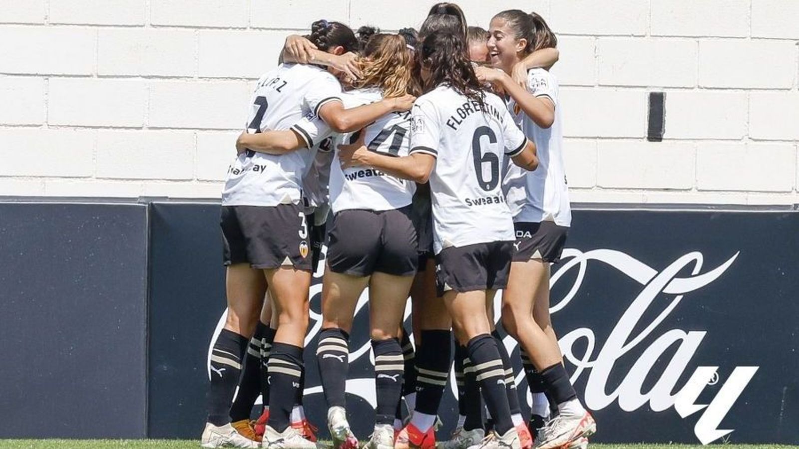 Les jugadores del València celebren und els gols