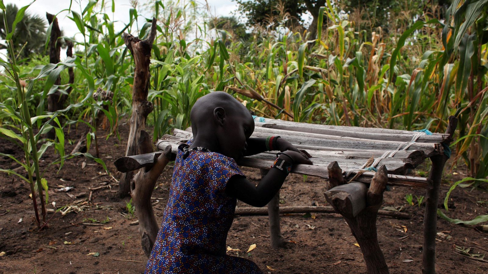 Una xiqueta desplaçada per la guerra al Sudan del Sud descansa a la ciutat de Nyal