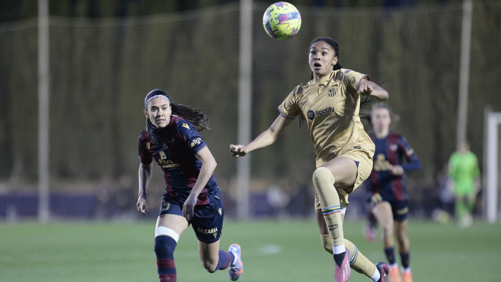 La jugadora del FC Barcelona, Salma Paralluelo, intenta controlar la pilota davant la defensora brasilera del Llevant, Antonia Silva Da Costa