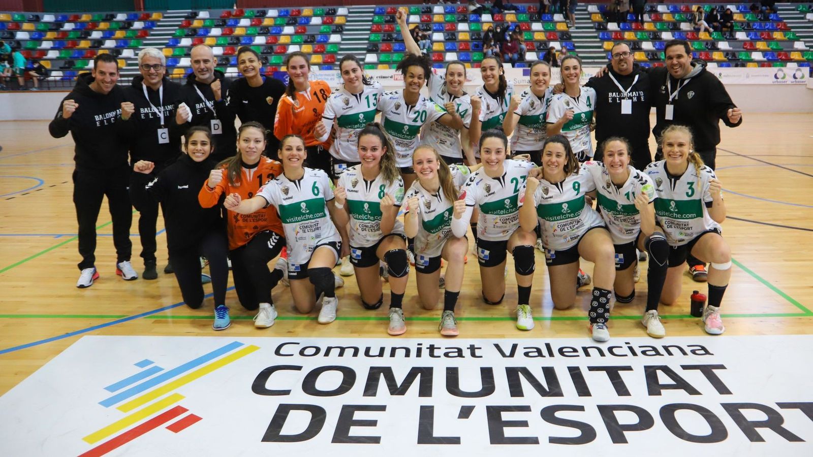 Les jugadores de l'Elx celebren la classificació