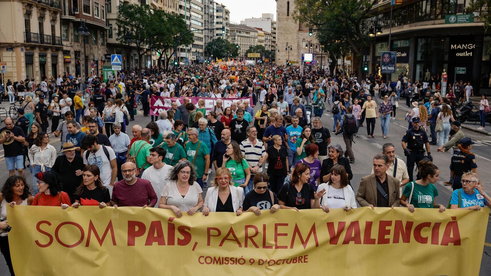 Manifestació organitzada per Acció Cultural en la vesprada del Nou d'Octubre