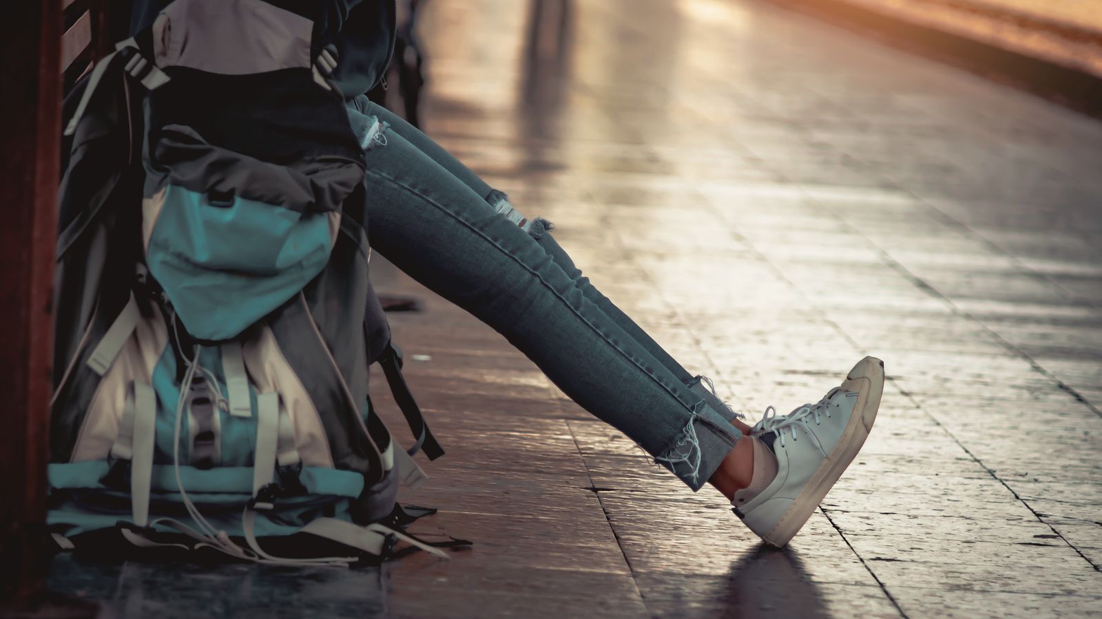 Una viatgera en l'andana d'una estació de tren