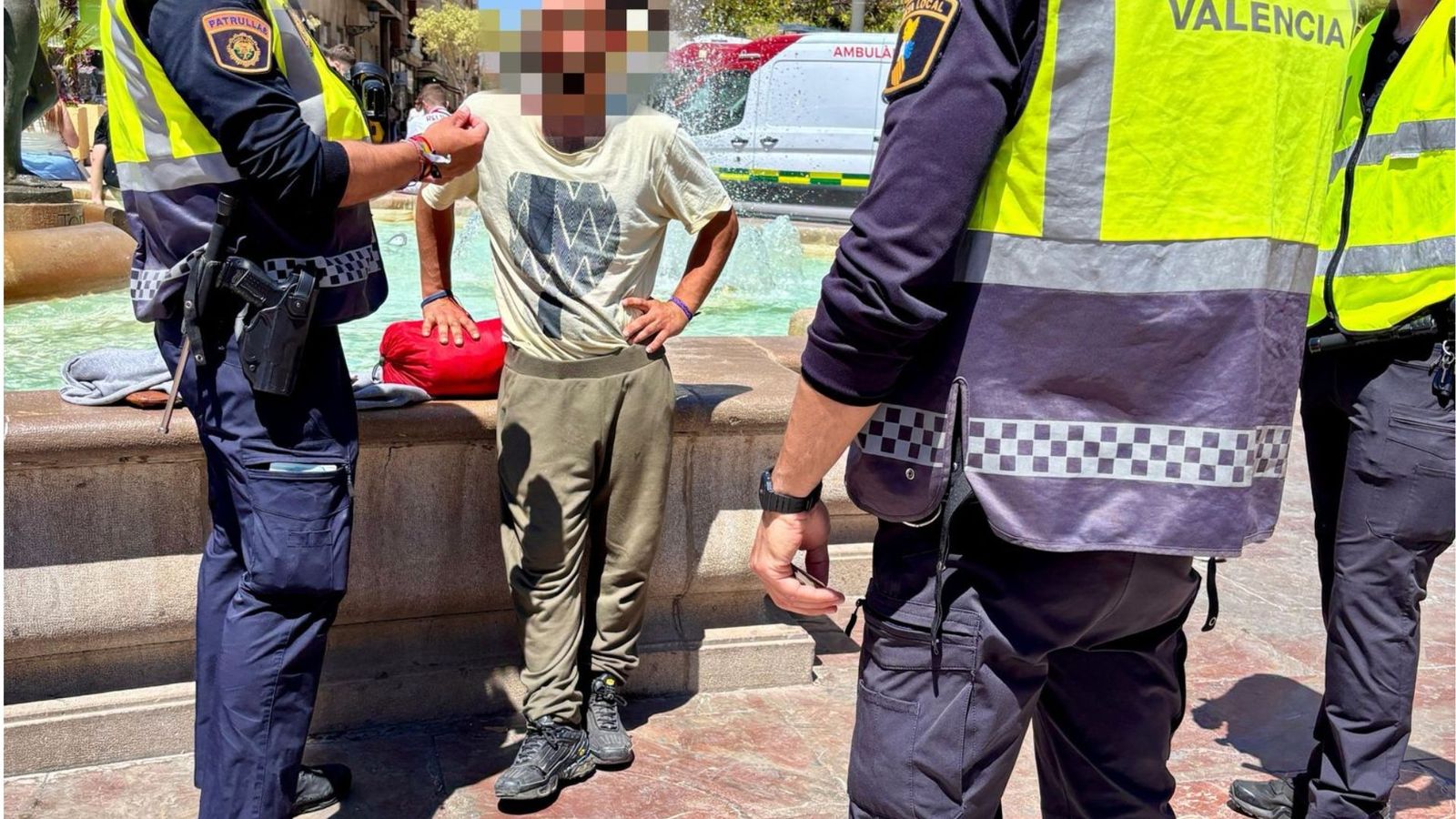 En imatge, el moment de la detenció del sospitós