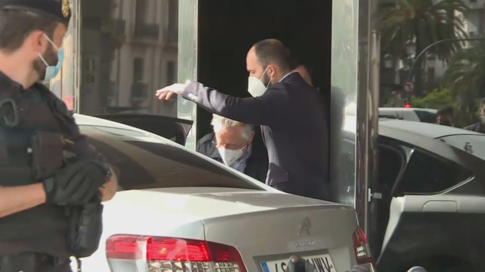 Alfonso Grau eixint de sa casa detingut després de 8 hores d'escorcolls
