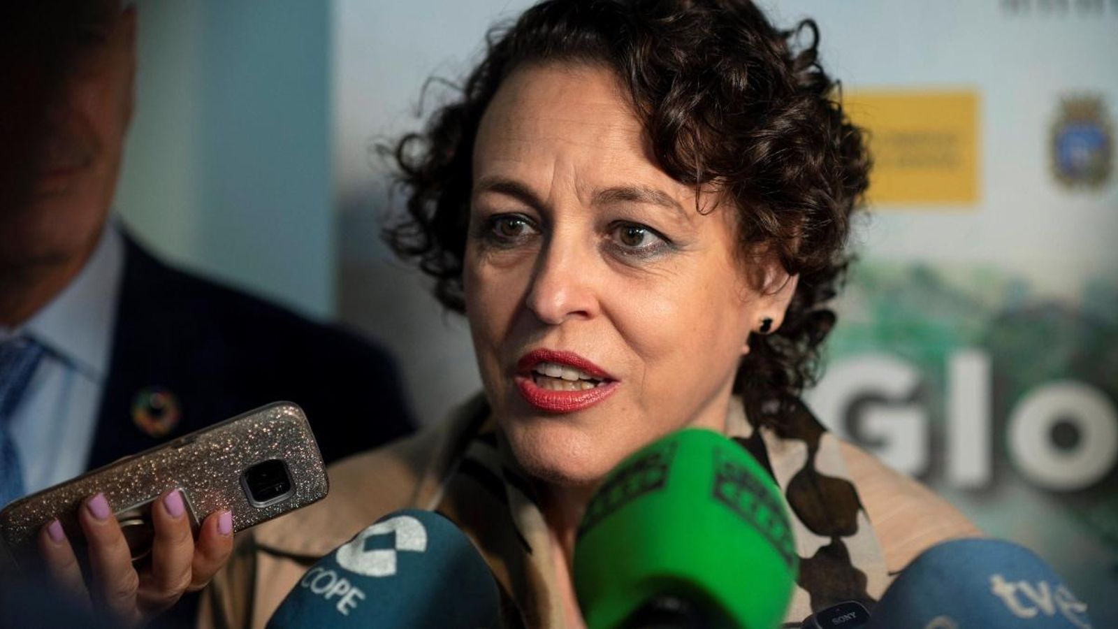 La ministra de Treball, Magadalena Valerio, atén els mitjans aquest dilluns a Santander