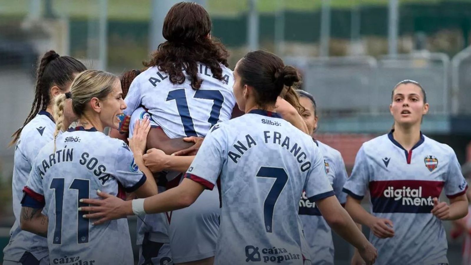 Les jugadores del Llevant celebren un dels gols