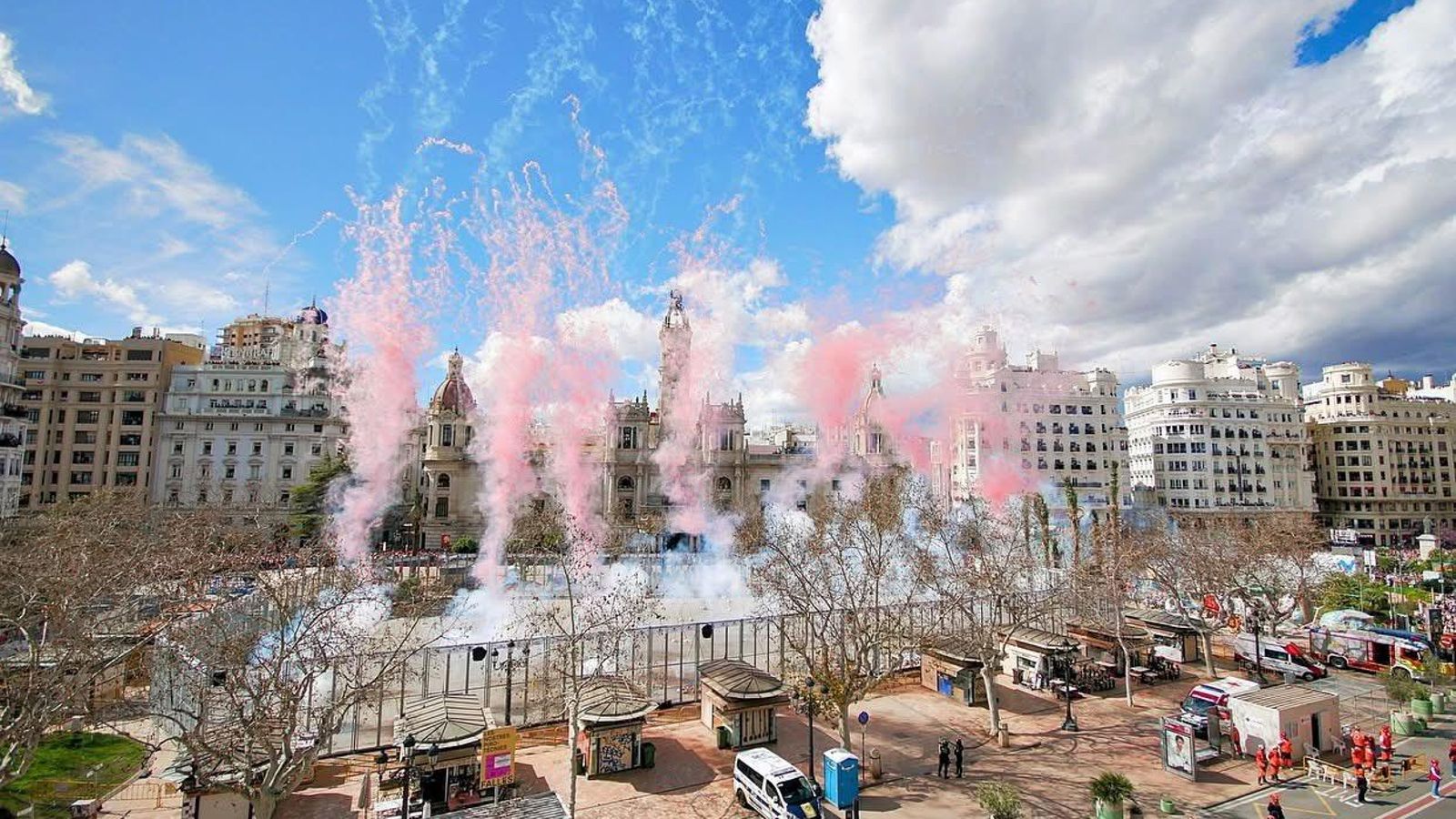 Imatge d'una mascletà a la plaça de l'Ajuntament de València