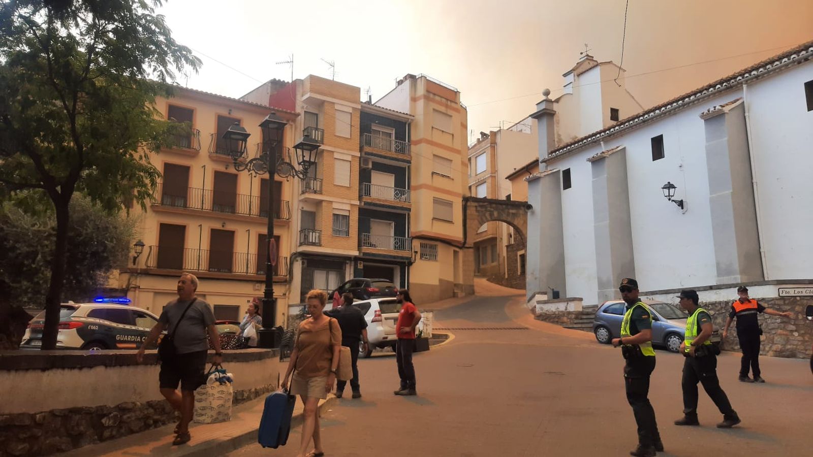 Desallotgen el veïnat de Begís i el traslladen a Viver amb l'incendi forestal a les portes del municipi
