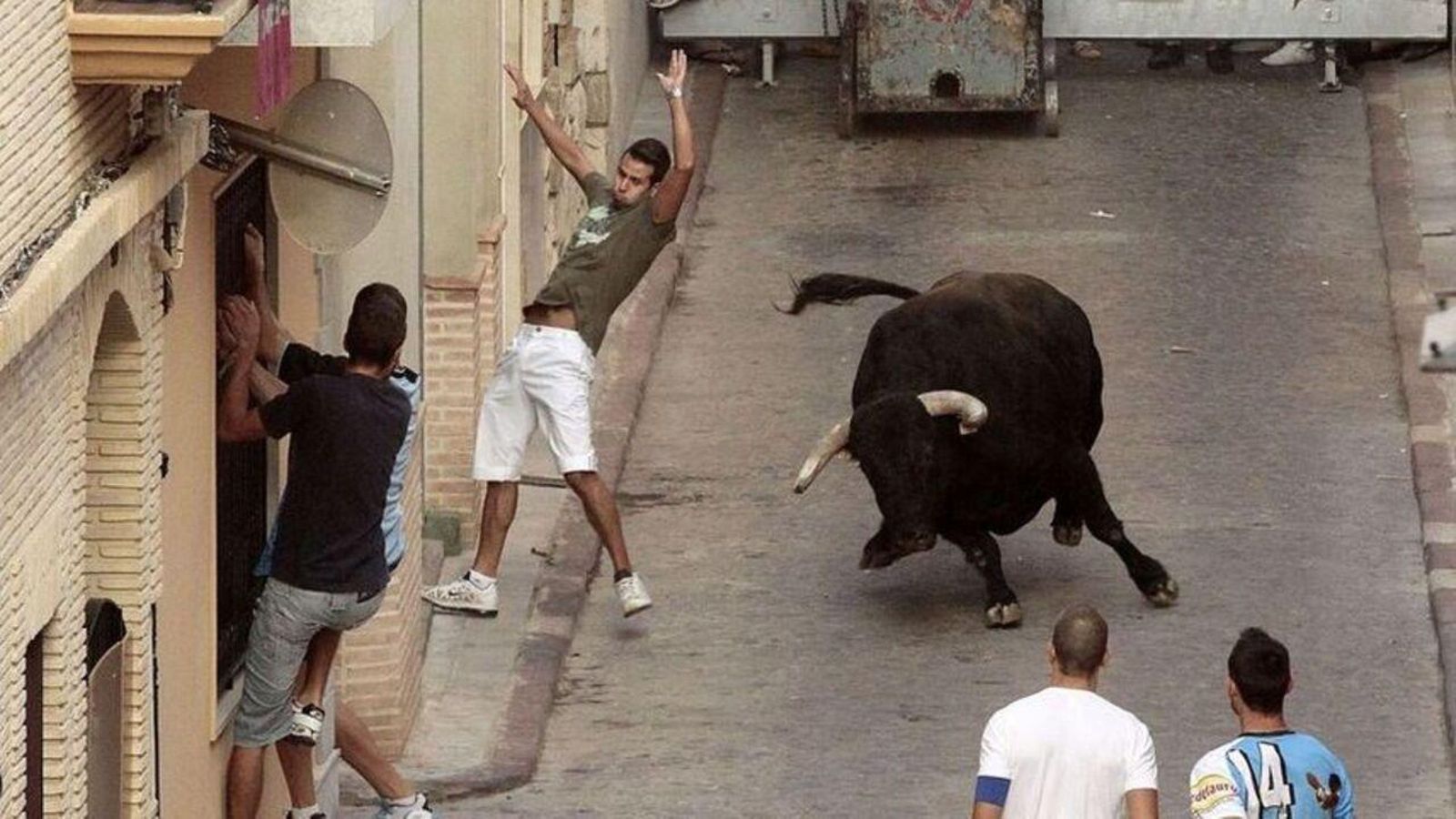Imatge d'arxiu d'una festa taurina de bous al carrer a Puçol