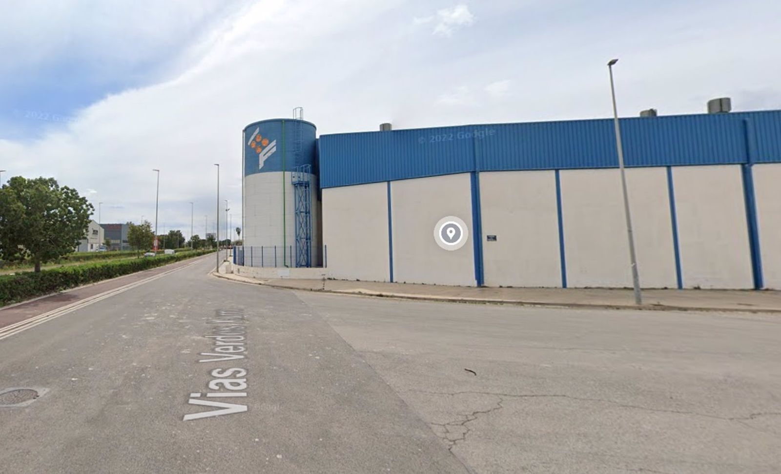 Una imatge de la fàbrica i el dipòsit